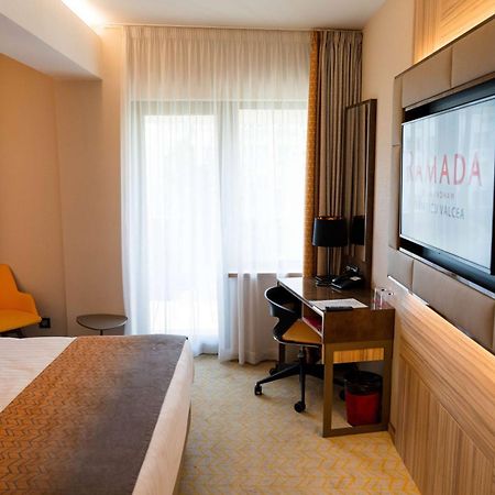 Ramada By Wyndham Ramnicu Valcea Hotell Eksteriør bilde