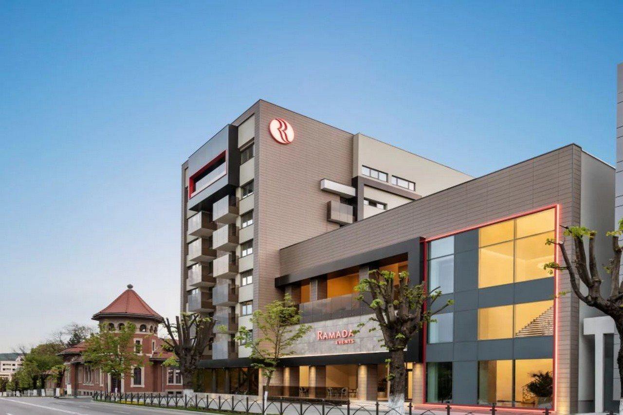Ramada By Wyndham Ramnicu Valcea Hotell Eksteriør bilde
