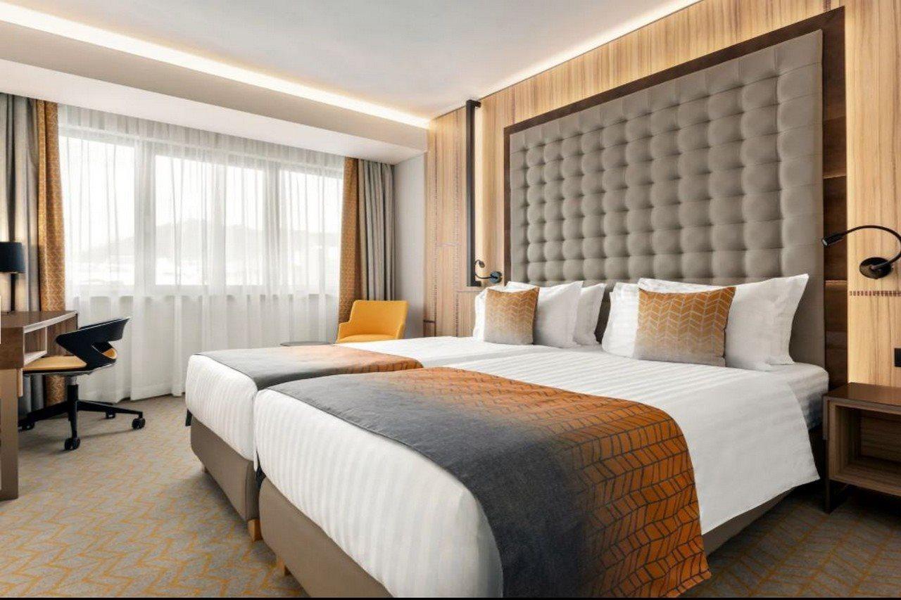 Ramada By Wyndham Ramnicu Valcea Hotell Eksteriør bilde