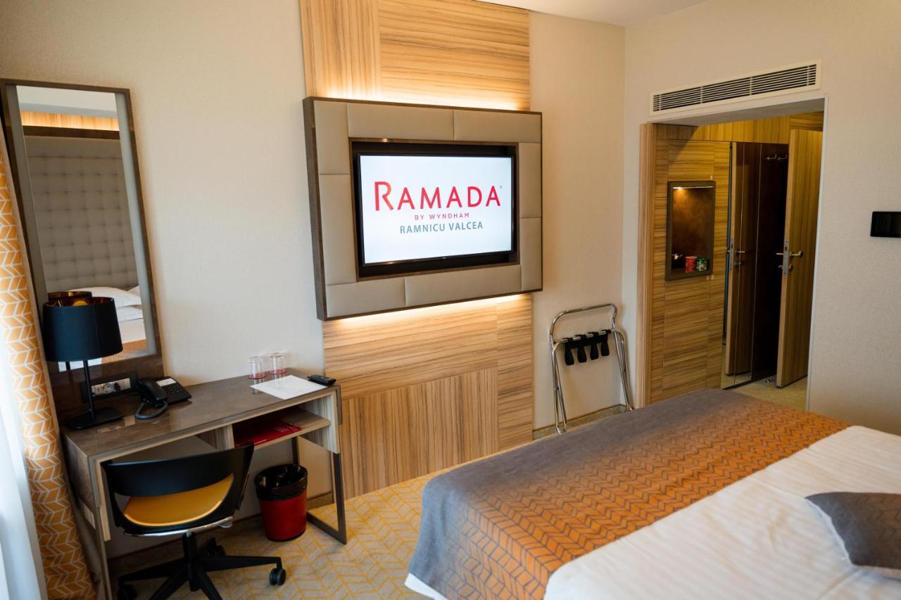 Ramada By Wyndham Ramnicu Valcea Hotell Eksteriør bilde