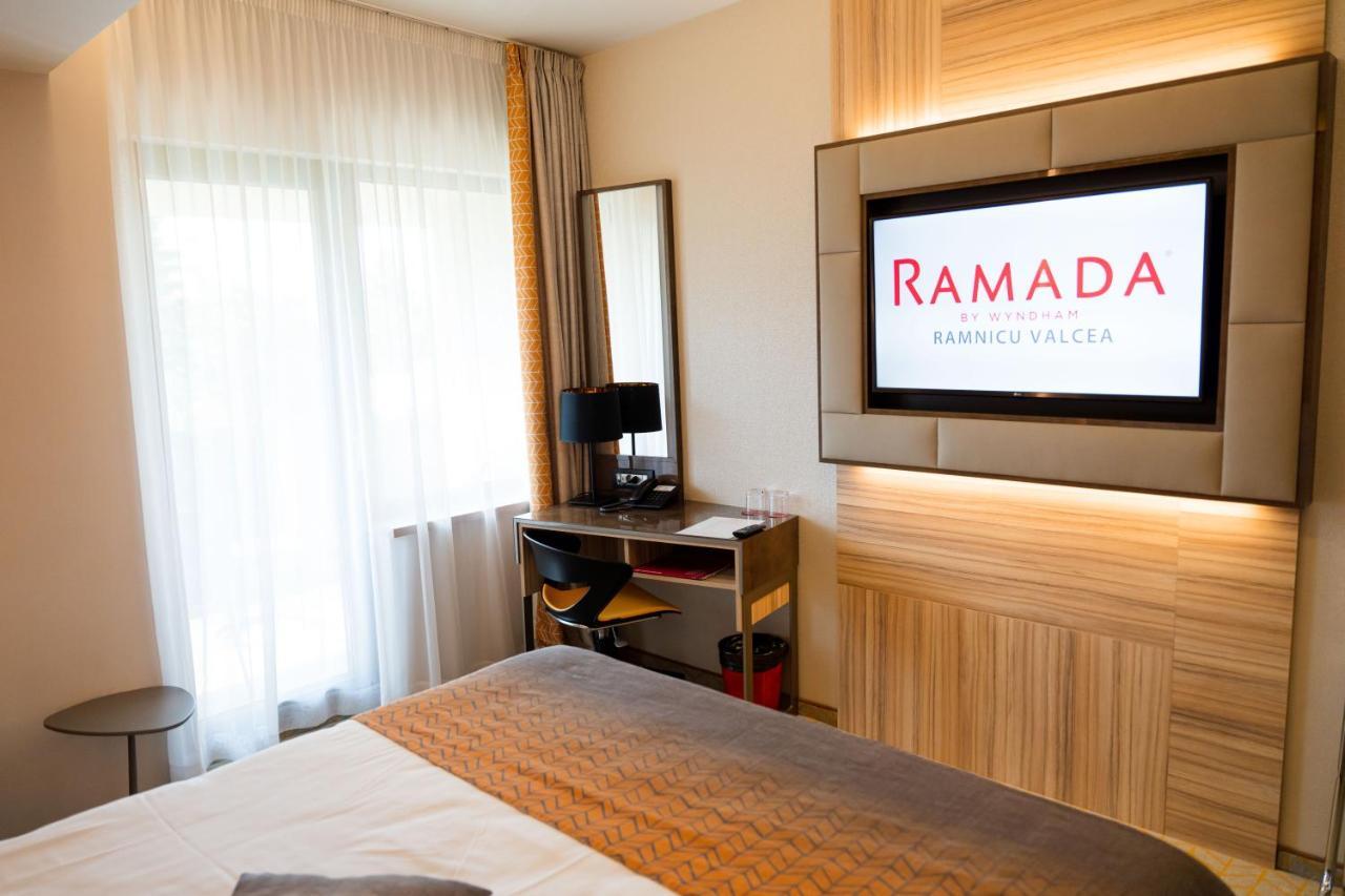 Ramada By Wyndham Ramnicu Valcea Hotell Eksteriør bilde