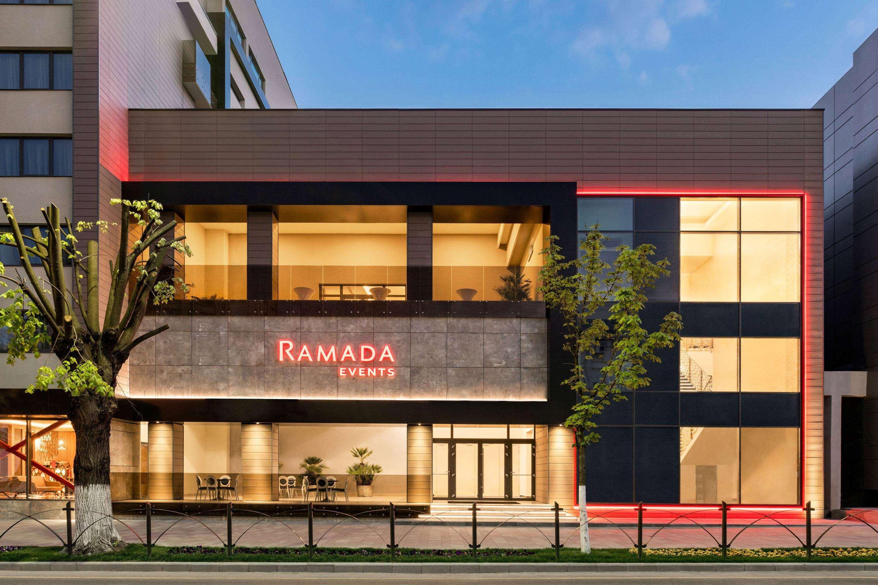 Ramada By Wyndham Ramnicu Valcea Hotell Eksteriør bilde