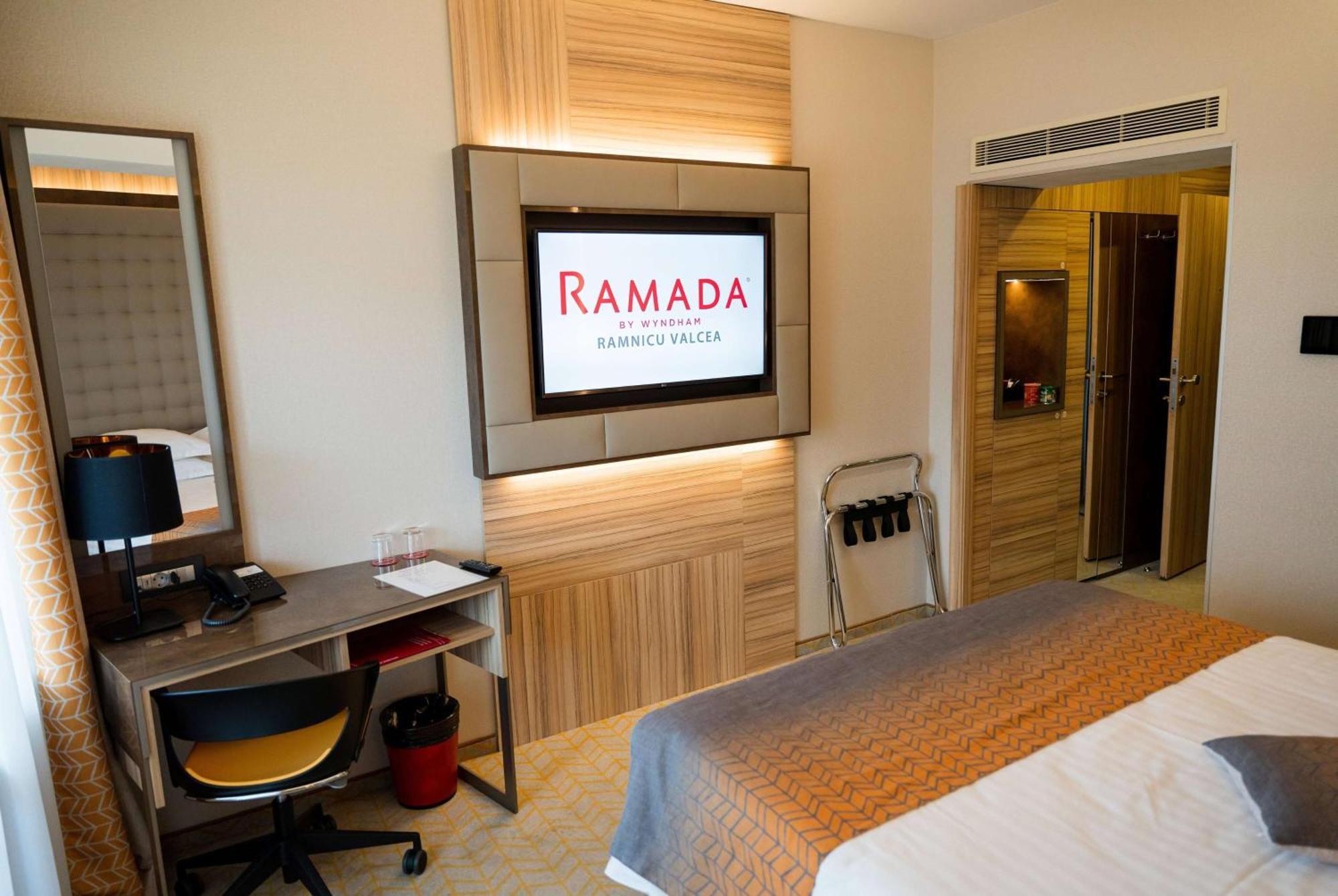 Ramada By Wyndham Ramnicu Valcea Hotell Eksteriør bilde