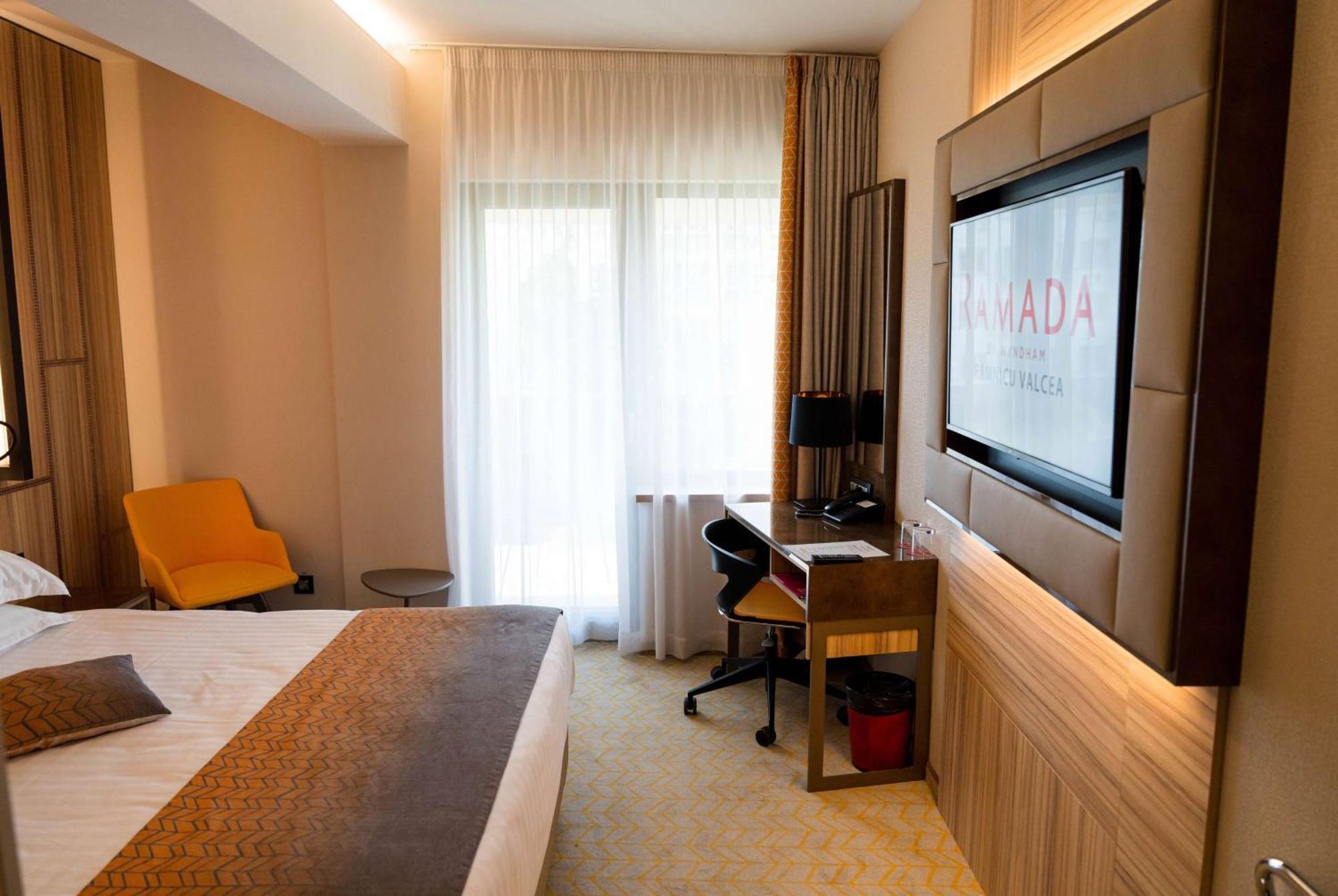 Ramada By Wyndham Ramnicu Valcea Hotell Eksteriør bilde