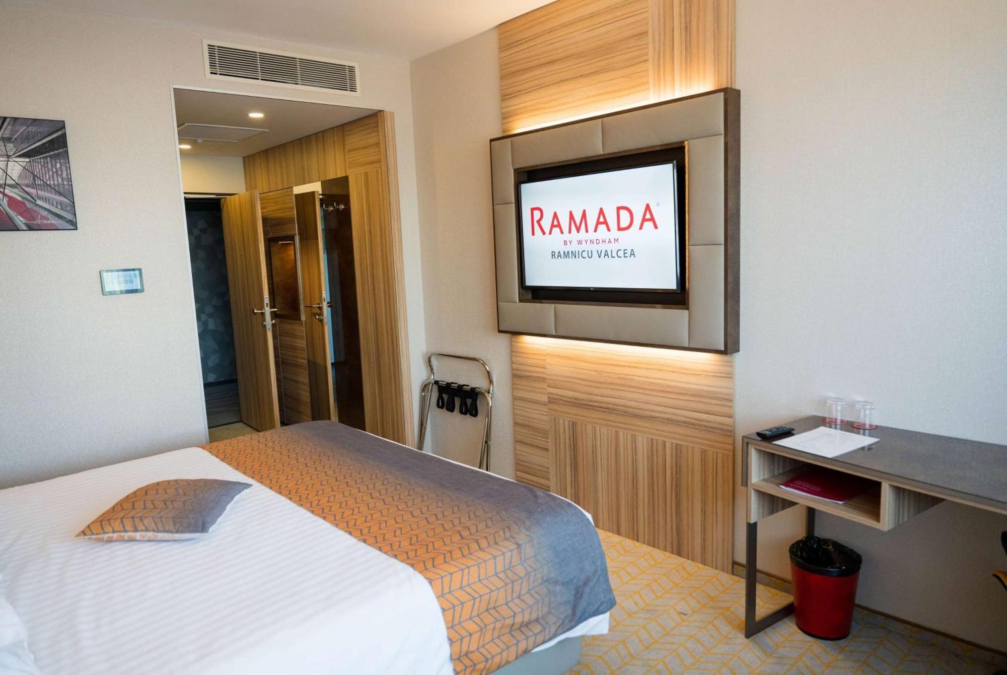 Ramada By Wyndham Ramnicu Valcea Hotell Eksteriør bilde