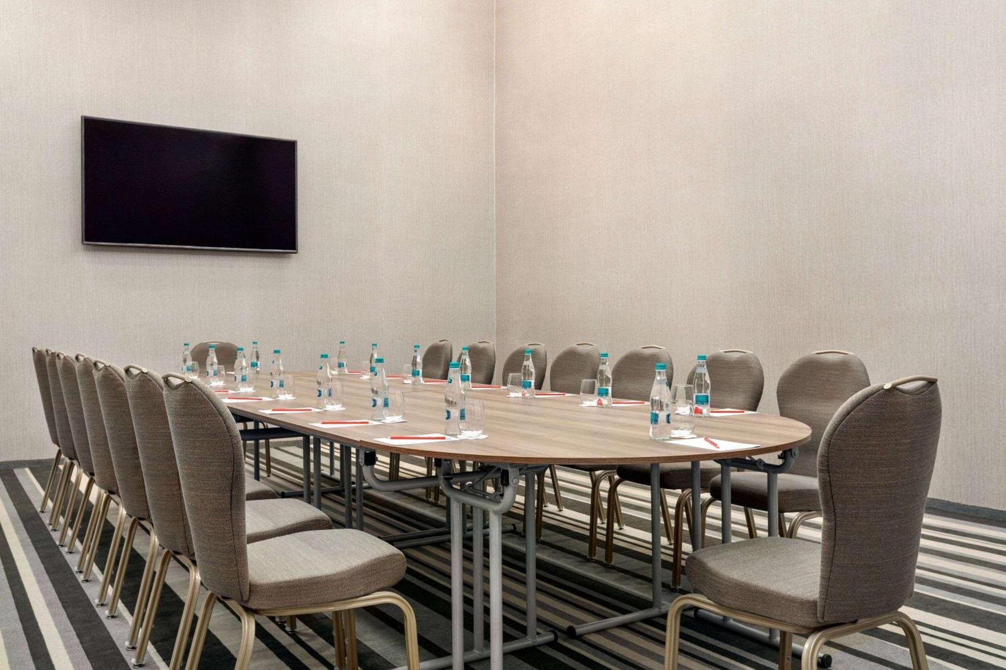 Ramada By Wyndham Ramnicu Valcea Hotell Eksteriør bilde