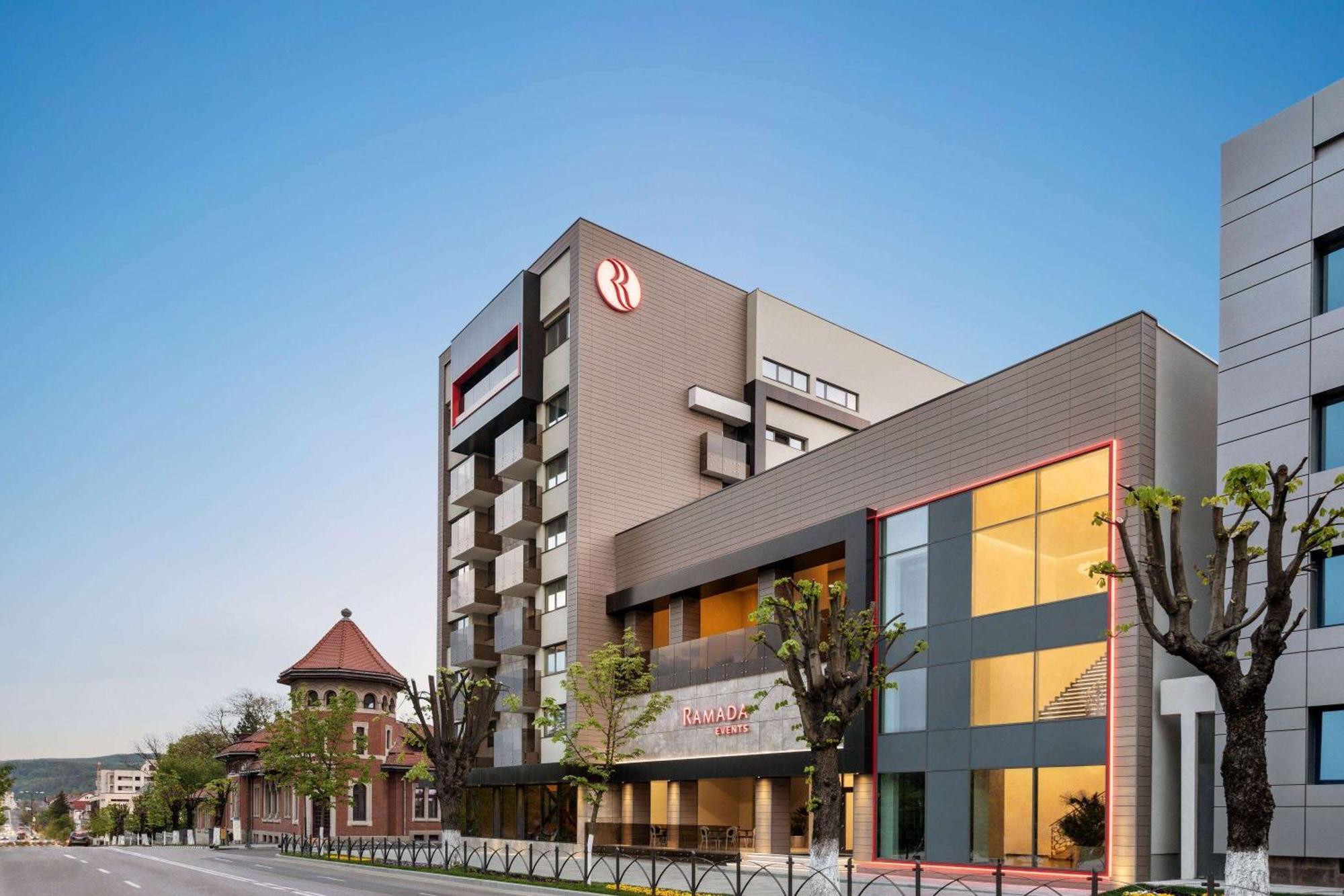 Ramada By Wyndham Ramnicu Valcea Hotell Eksteriør bilde